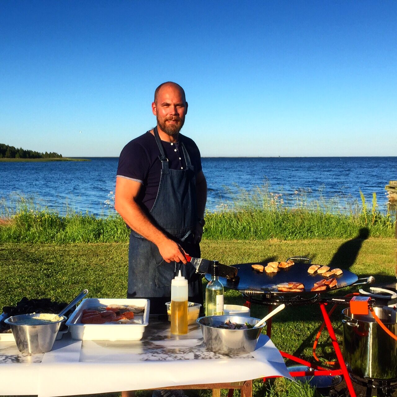 Glenn grillar på plancha vid vattnet